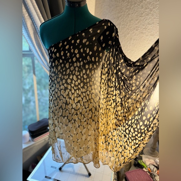 “One-shoulder dress with a golden and black abstract print. Lightweight, flowy, - Picture 2 of 6
